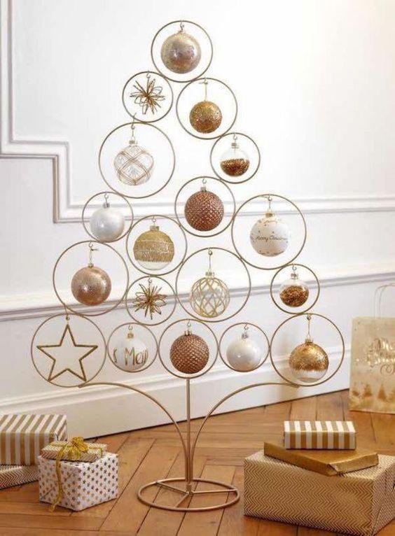 Imagem mostra árvores de Natal de arame