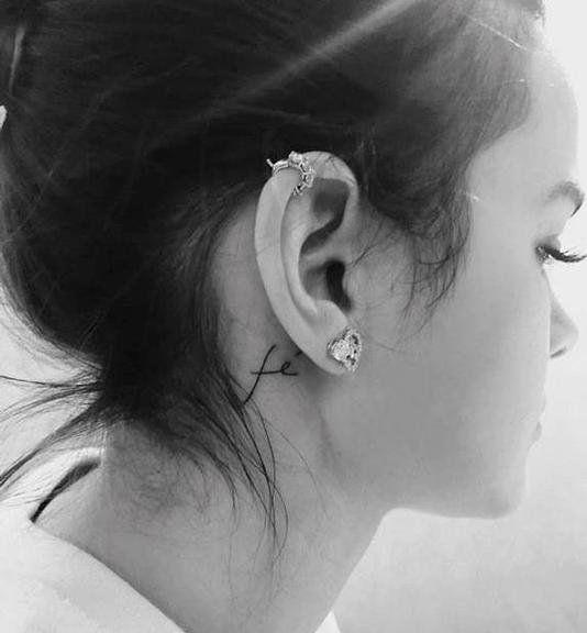 Imagem mostra tatuagem atrás da orelha como símbolo de fé