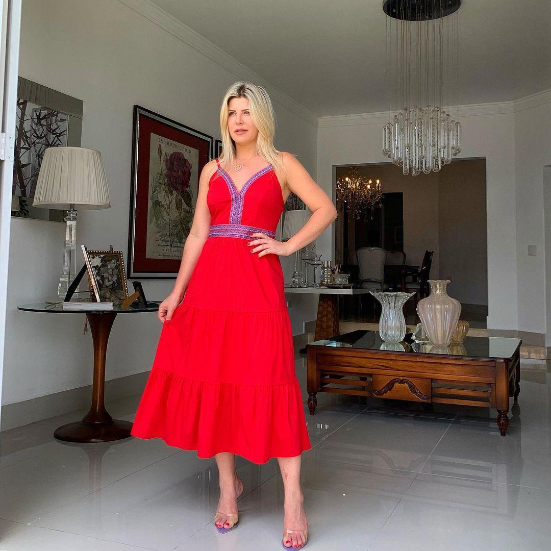 Imagem mostra vestido vermelho mídi