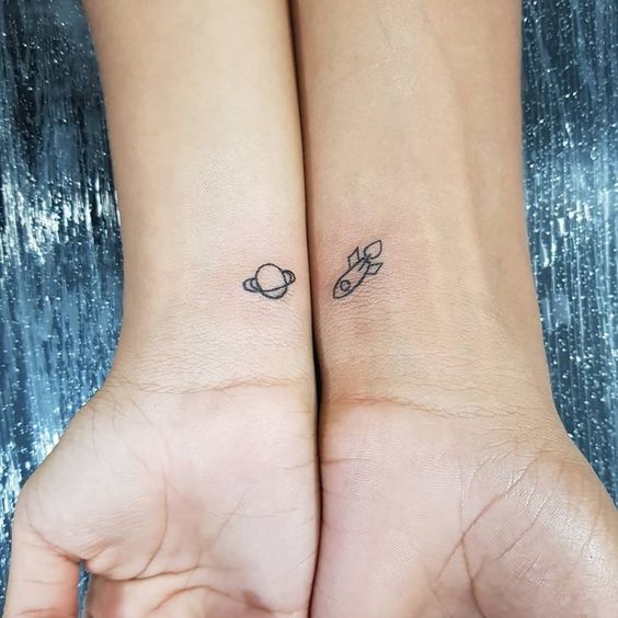Imagem mostra tatuagem de casal