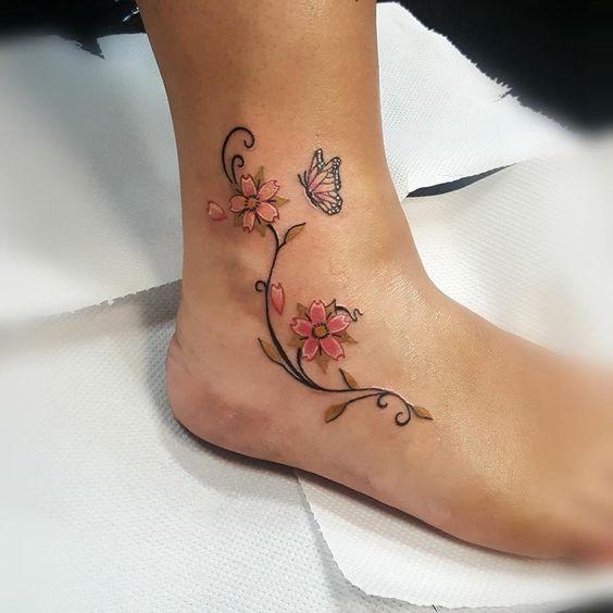 Imagem mostra tatuagem de borboleta