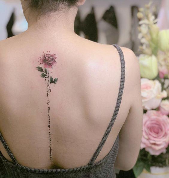 Imagem mostra tattoo nas costas