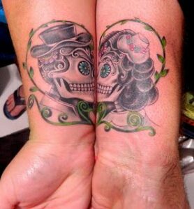 Imagem mostra tatuagem de casal