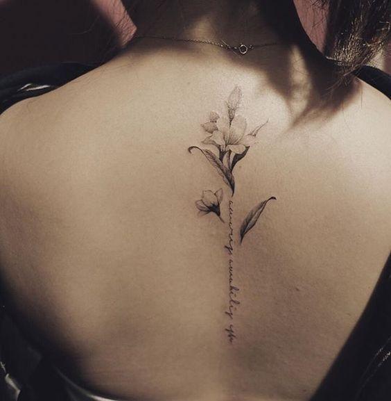 Imagem mostra tattoo nas costas