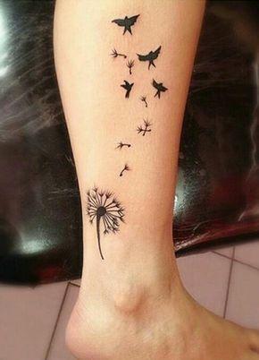 Imagem mostra tattoo de pássaro nas pernas