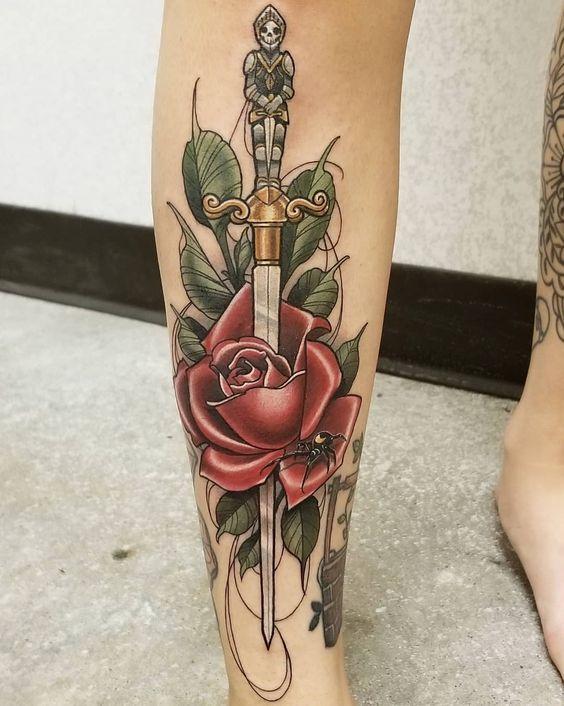 Imagem mostra tatuagem de flor nas pernas