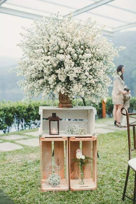 Imagem mostra caixotes na decoração de casamento