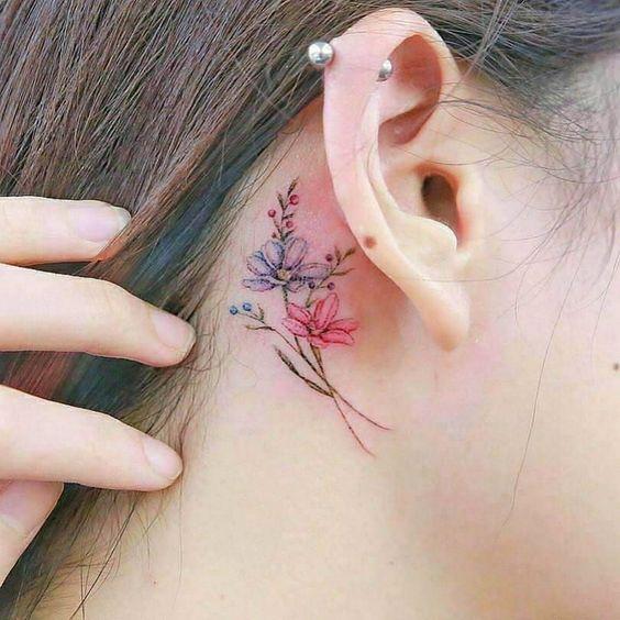 Imagem mostra tatuagem de flor