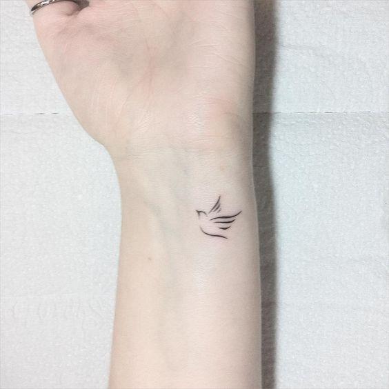 Imagem mostra tatuagem de passarinho no pulso