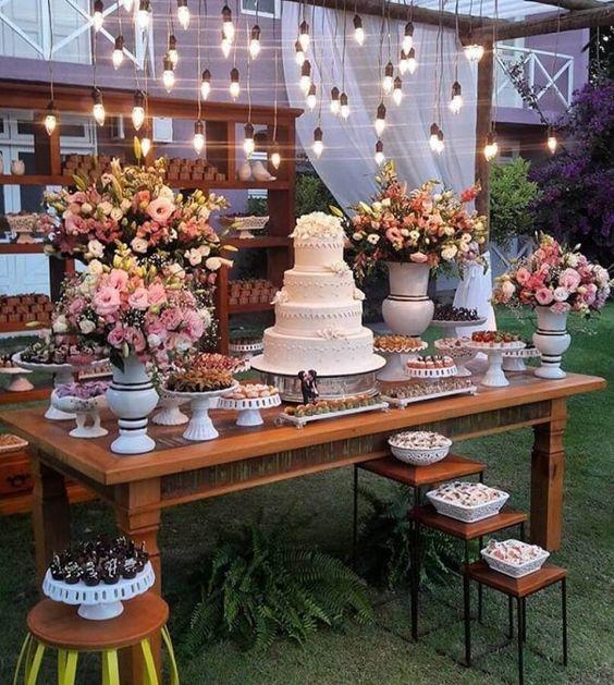 Imagem mostra mesa de bolo do casamento
