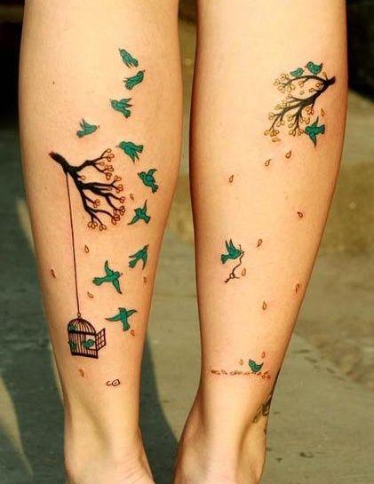 Imagem mostra tattoo de pássaro nas pernas