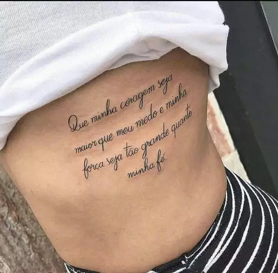 Imagem mostra tatuagem na costela