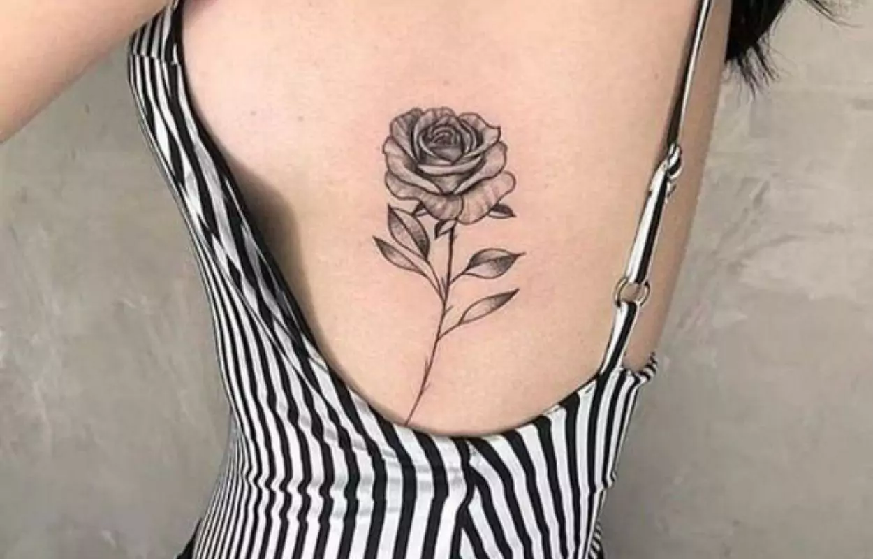Imagem mostra tatuagem de flor