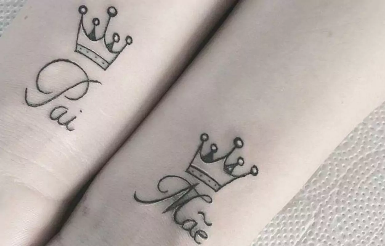 Imagem mostra tatuagem de pai e mãe