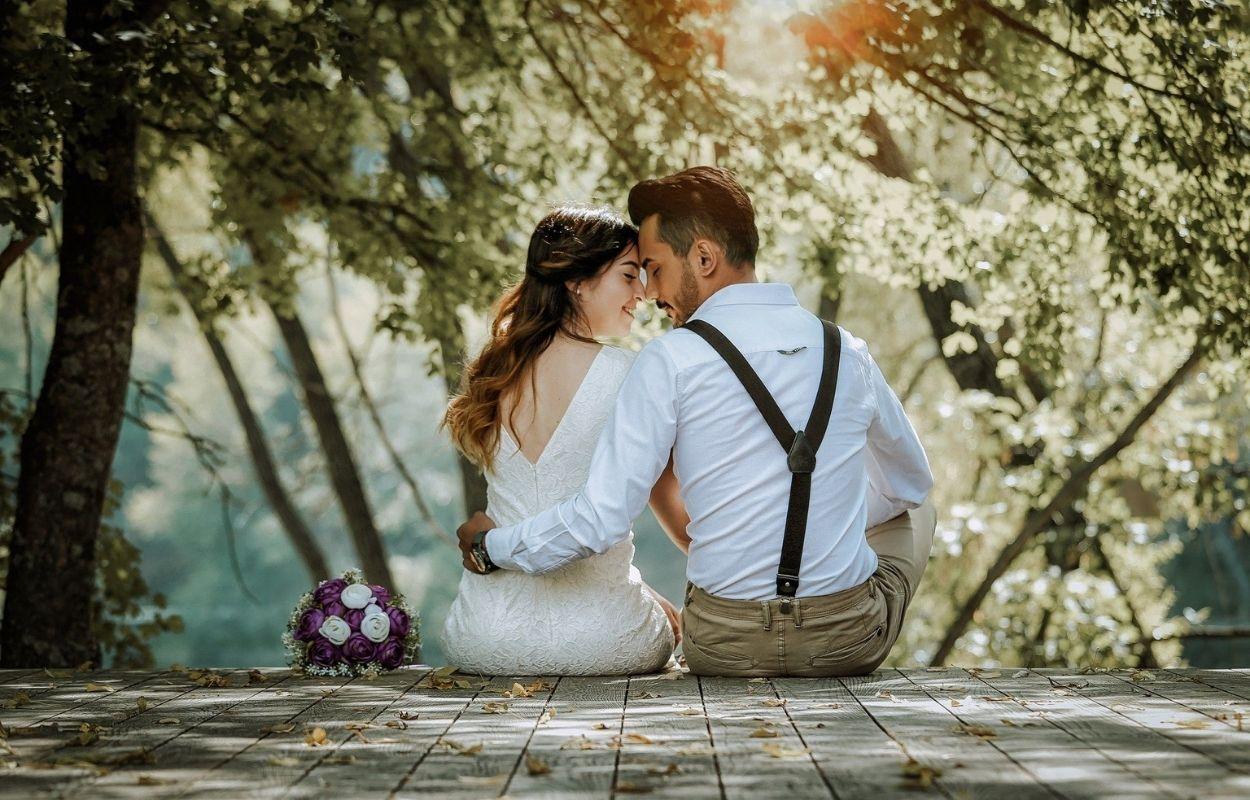 Imagem mostra noivos abraçados - casamento pequeno quintal