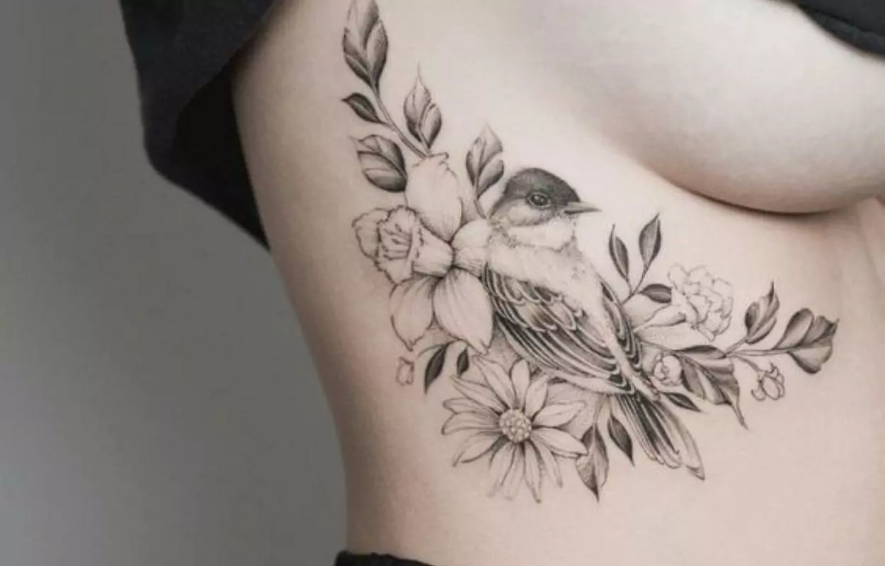 Imagem mostra tatuagem na costela