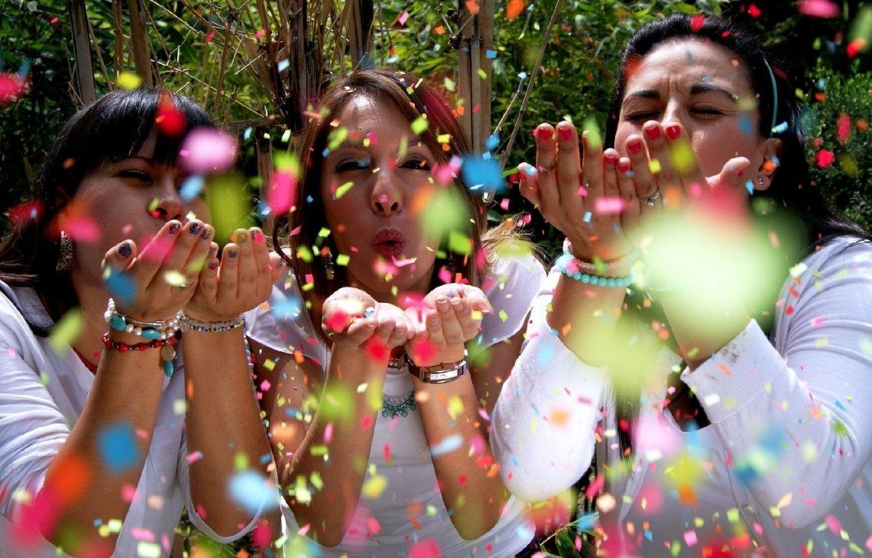 Imagem mostra amigas se divertindo em despedida de solteira