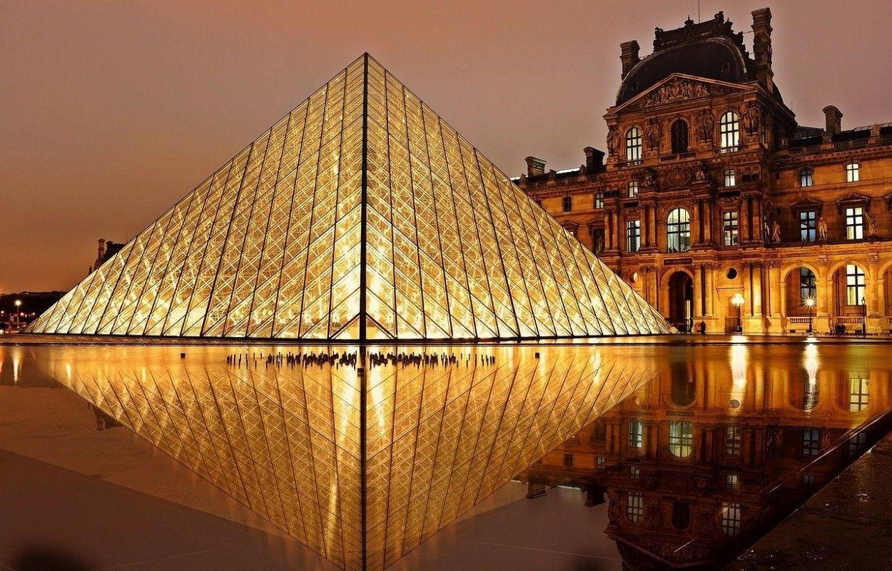 Imagem mostra Paris, um dos destinos para lua de mel romântica