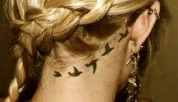 Imagem mostra tatuagem de pássaro