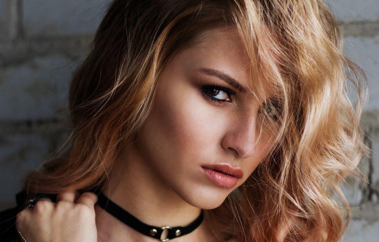 Imagem mostra cabelos com luzes loiras