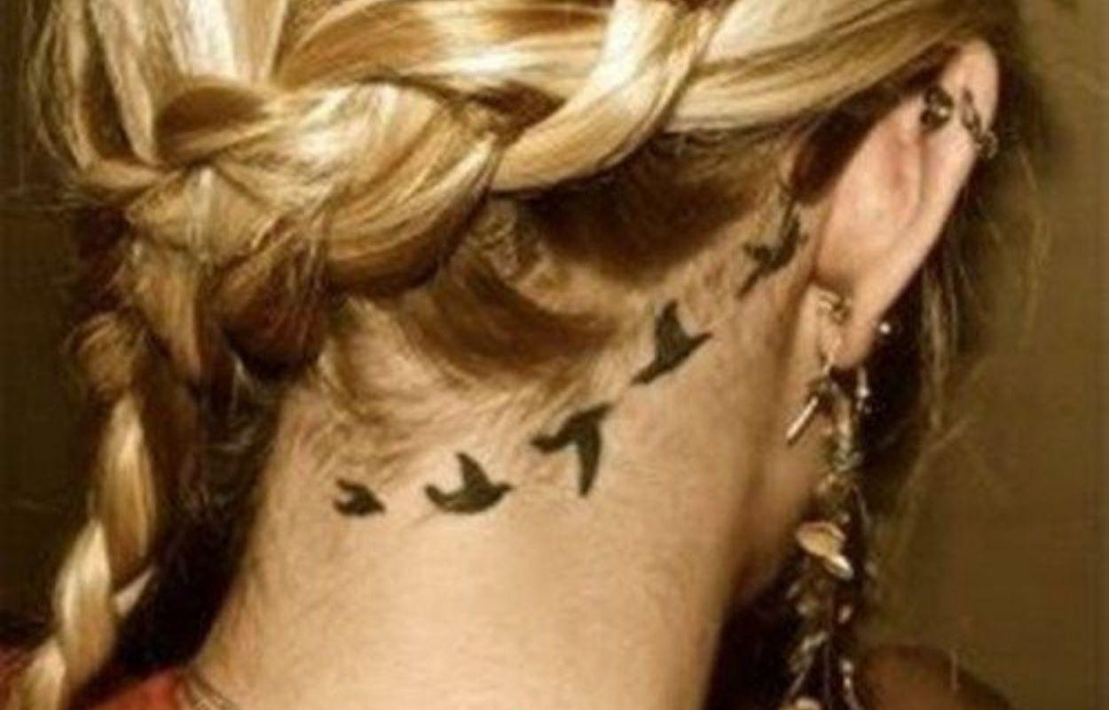 Imagem mostra tatuagem de pássaro