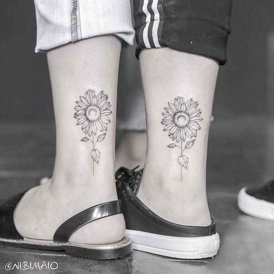 Imagem mostra tatuagem de flor nas pernas