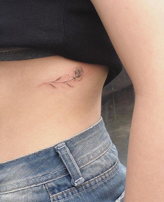 Imagem mostra tatuagem na costela