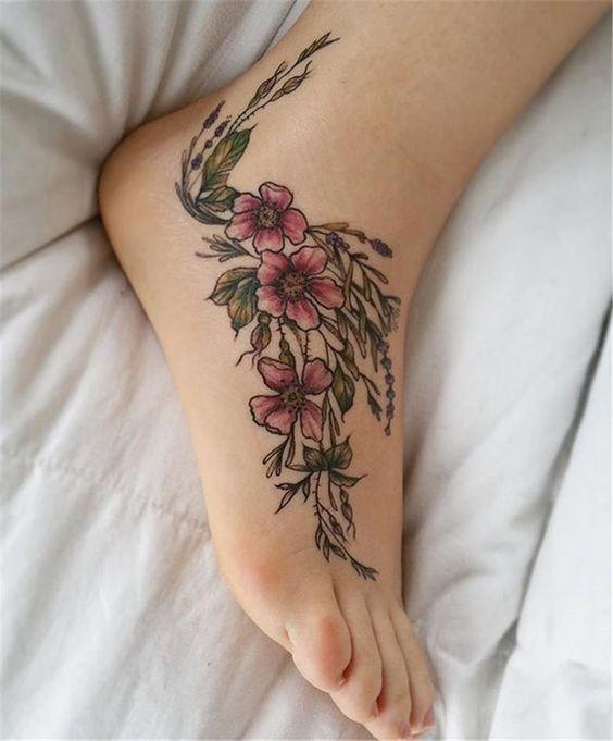Imagem mostra tatuagem de flor 