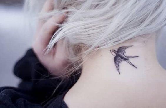 Imagem mostra tattoo na nuca
