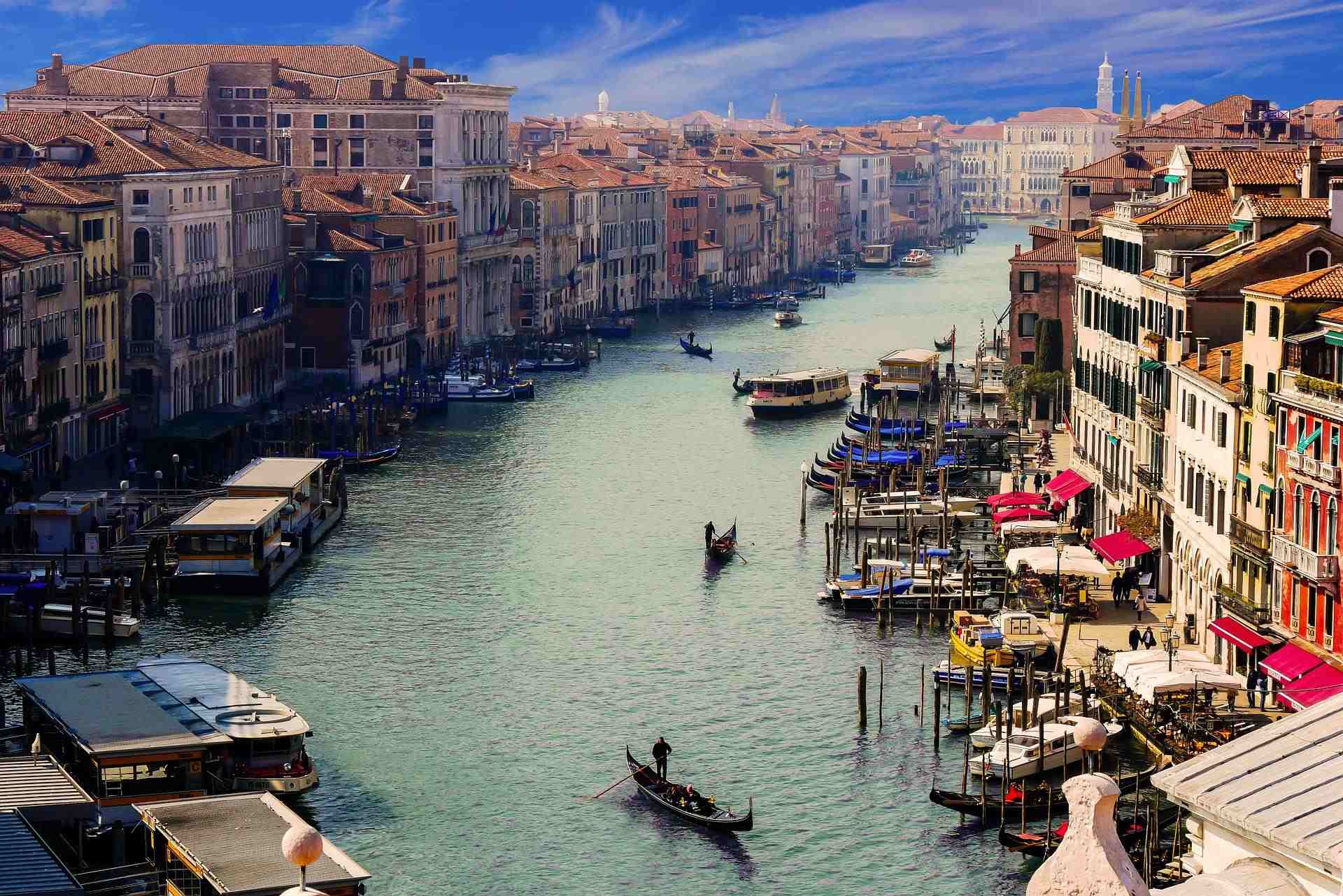 Imagem mostra Veneza, um dos destinos para lua de mel romântica