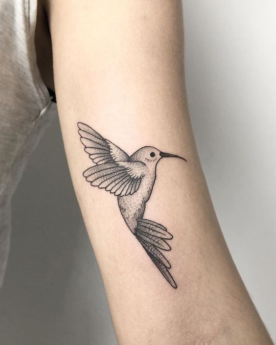 Imagem mostra tatuagem de beija-flor no braço
