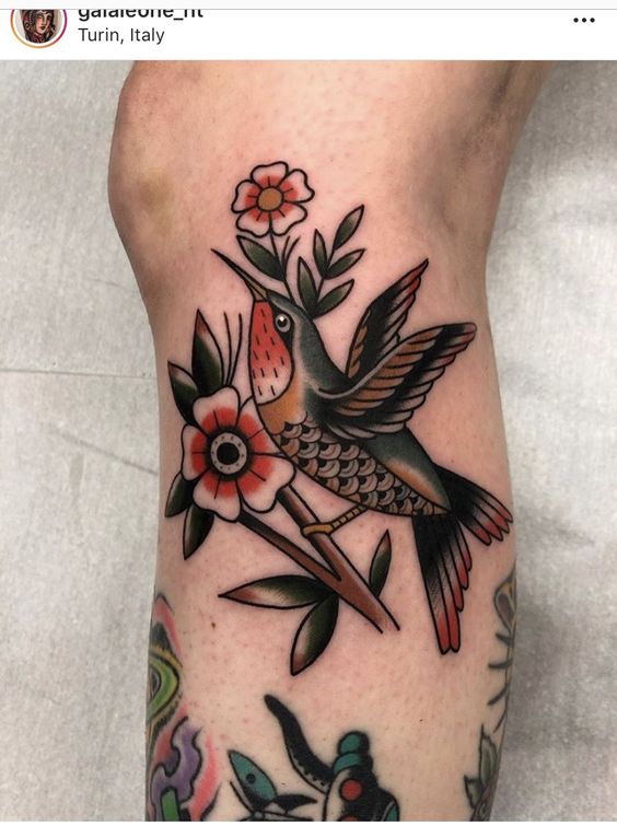 Imagem mostra tattoo nas pernas