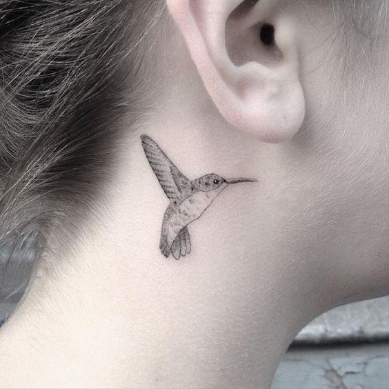 Imagem mostra tatuagem de beija-flor
