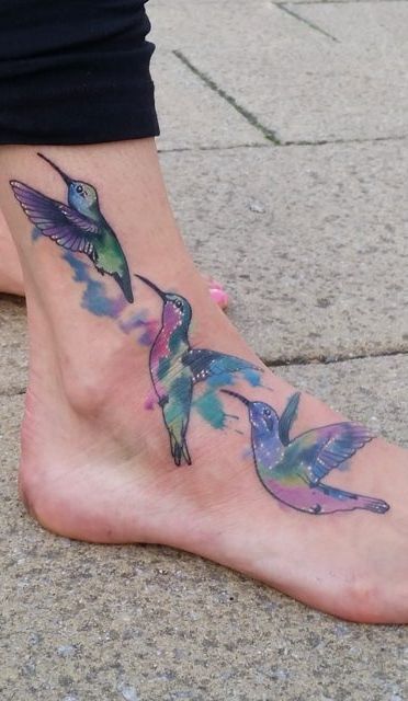 Imagem mostra tattoo nos pés