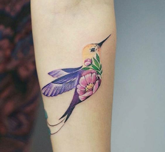 Imagem mostra tatuagem de beija-flor no braço