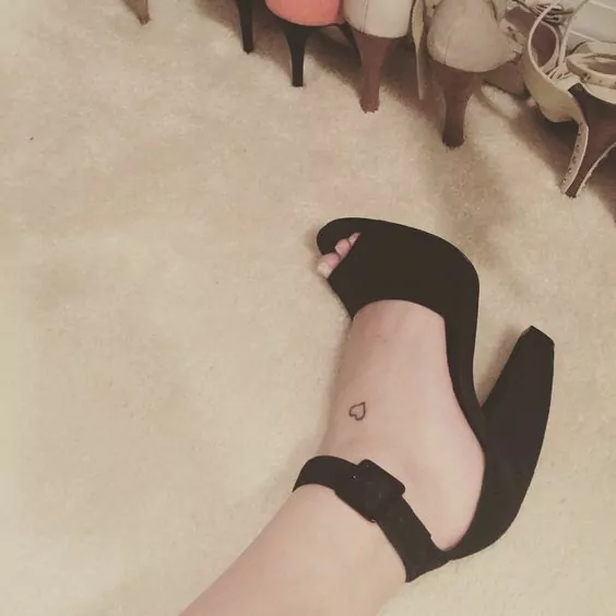 Imagem mostra tattoo no pé