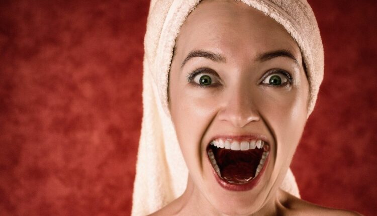Imagem mostra mulher com boca aberta - sonha com dente quebrado