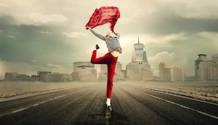 Imagem mostra mulher dançando na rua - frases curtas para fotos
