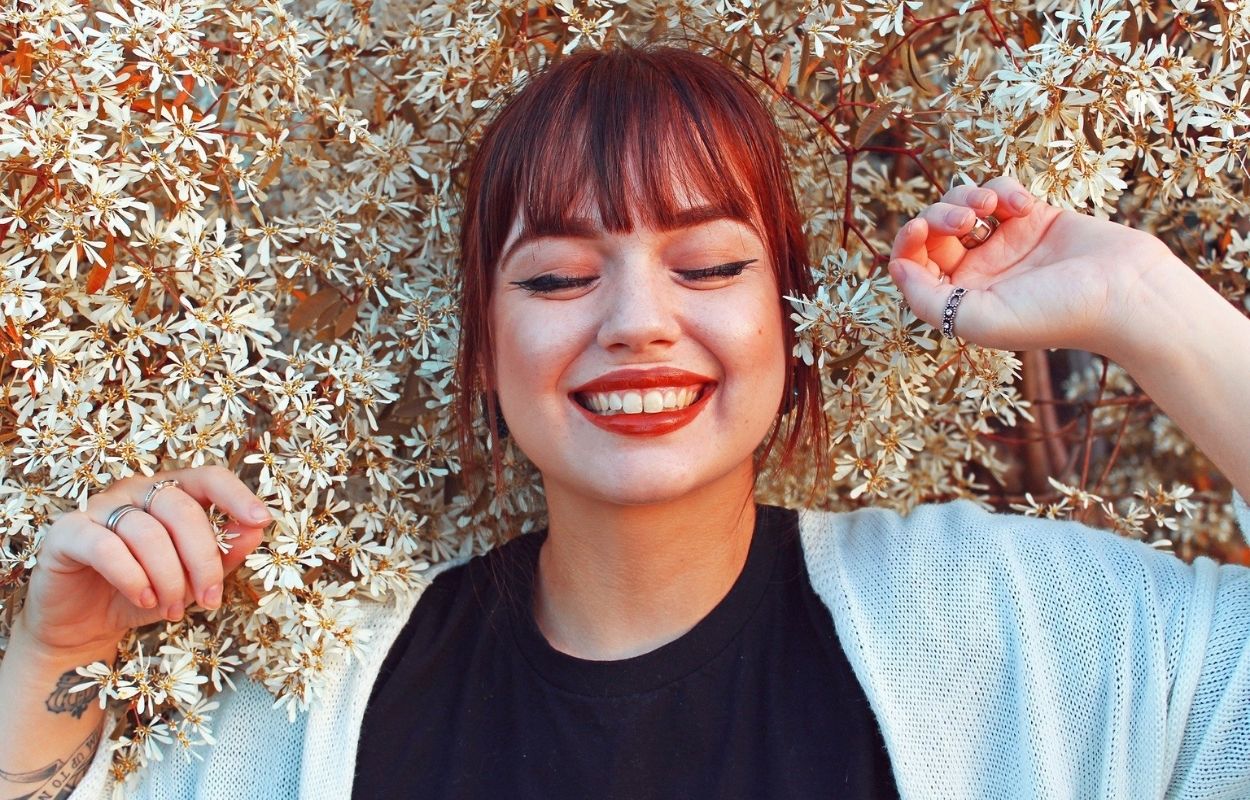 Imagem mostra corte de cabelo com franja