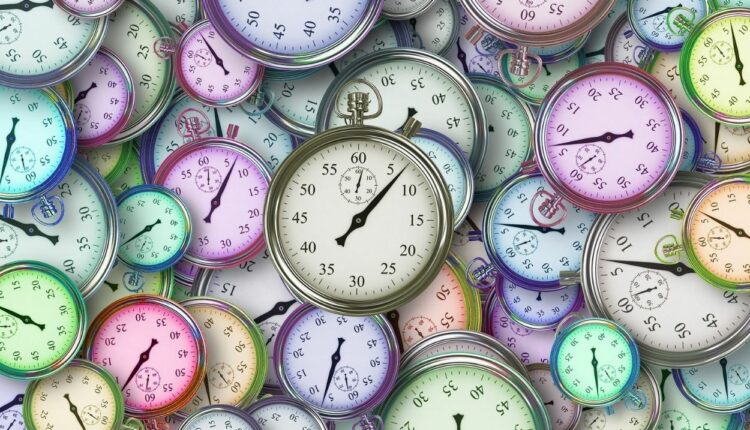 Imagem mostra muitos relógios - horas invertidas