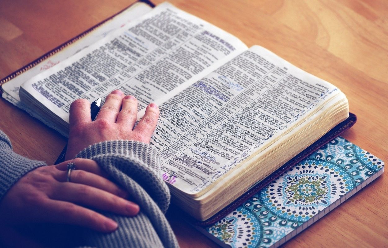 Imagem mostra bíblia - frases de salmos