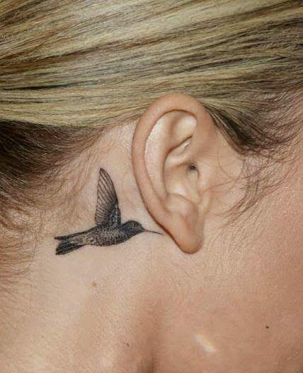 Imagem mostra tatuagem de beija-flor