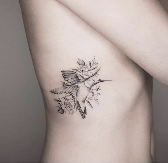 Imagem mostra tattoo na costela