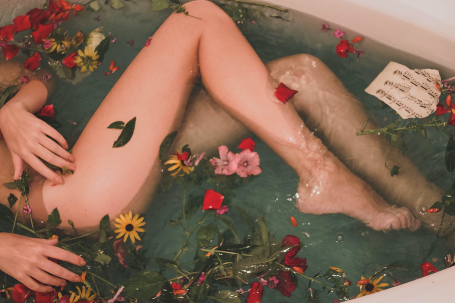 mulher em uma banheira com flores