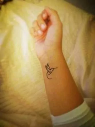 Imagem mostra tattoo no pulso