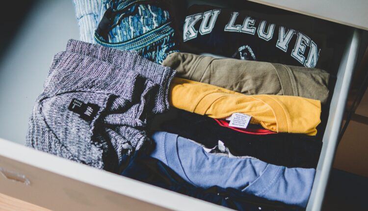camisetas dobradas e organizadas dentro de uma gaveta