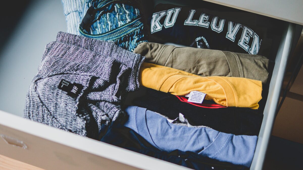 camisetas dobradas e organizadas dentro de uma gaveta