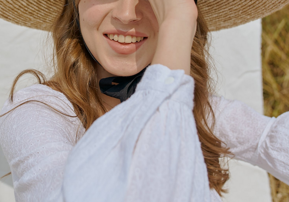 Mulher sorrindo vestindo roupa branca