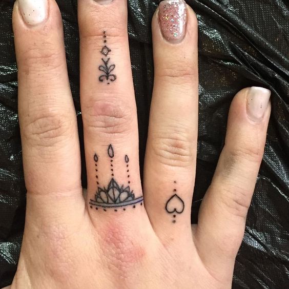 Imagem mostra tattoo na mão