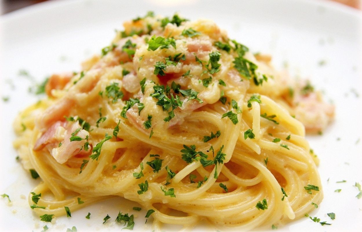 Imagem mostra espaguete à carbonara - almoço de domingo